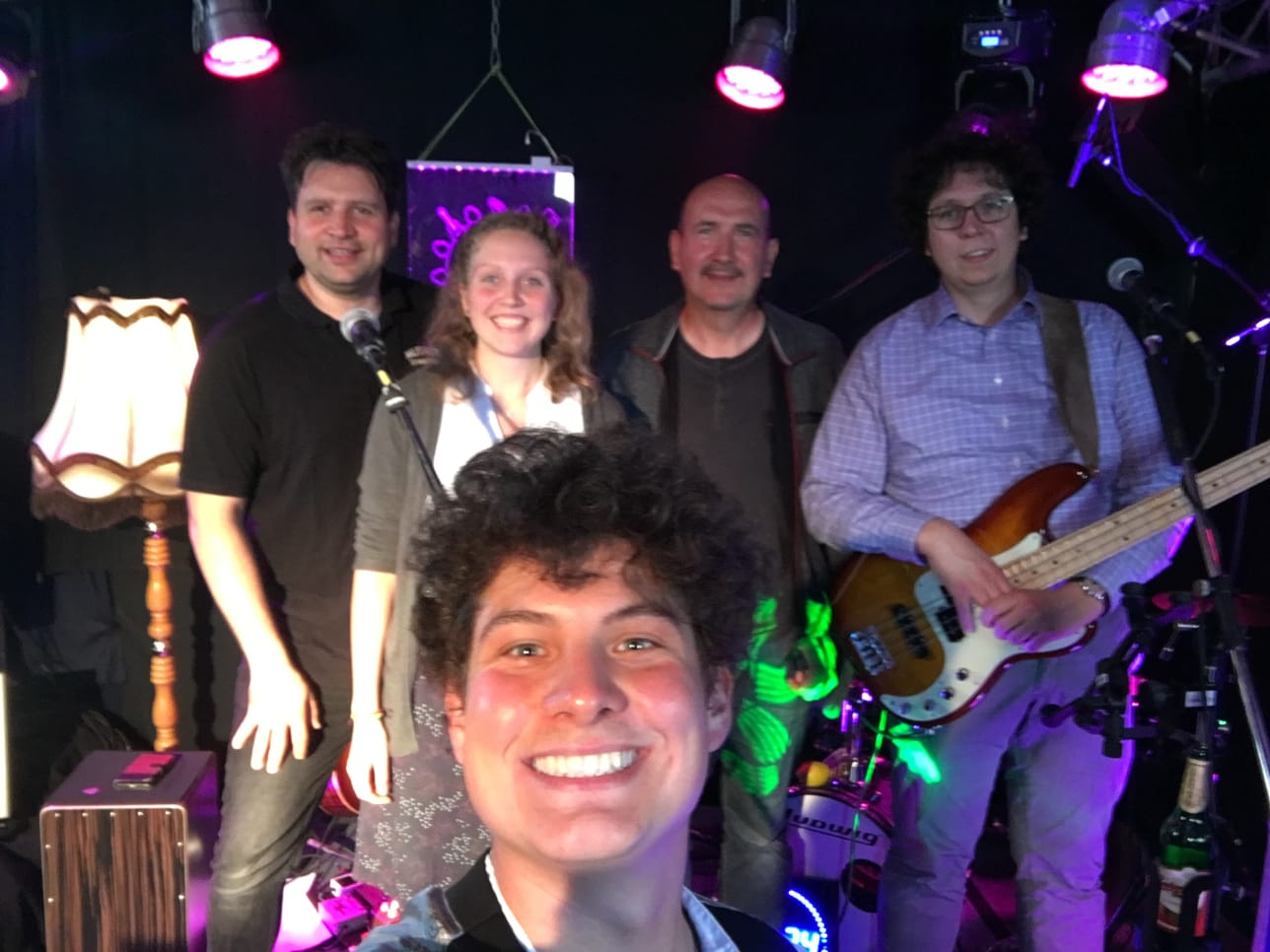Das Bild ist ein Selfie. Im Vordergrund sieht man Tobi. Hinter ihm stehen ,von links nach rechts, Riccardo Blüher, Charlotte, Henrik und Christoph.